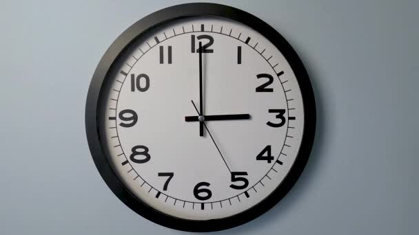 Primer Plano Cara Del Reloj Blanco Reloj Pared Blanco Flechas — Vídeos de Stock