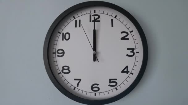 白色钟表上的白色钟面闭锁箭头显示12 00或00 高质量的4K镜头 — 图库视频影像