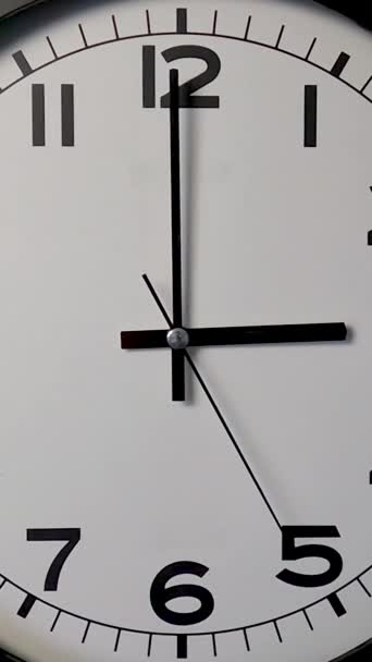 Primer Plano Cara Del Reloj Blanco Reloj Pared Blanco Flechas — Vídeos de Stock