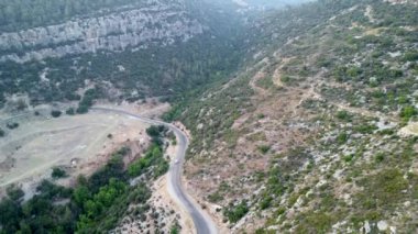 Anıtlardaki asfalt yolu panoramik hava aracı görüntüsü. Hindi.Yüksek kalite 4K görüntü