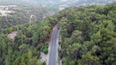 Anıtlardaki asfalt yolu panoramik hava aracı görüntüsü. Hindi.Yüksek kalite 4K görüntü