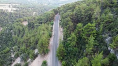 Türkiye 'nin dağ yolları ve yılanları boyunca arabayla yolculuk. Yaz seyahatleri, yol dönüşleri, mavi gökyüzü. İHA görüntüsü. Yüksek kalite 4k görüntü