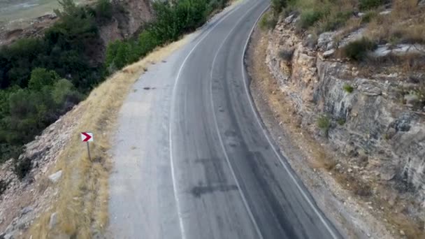 Autorit Bergwegen Slangen Van Turkije Zomervakantie Bochten Blauwe Lucht Drone — Stockvideo