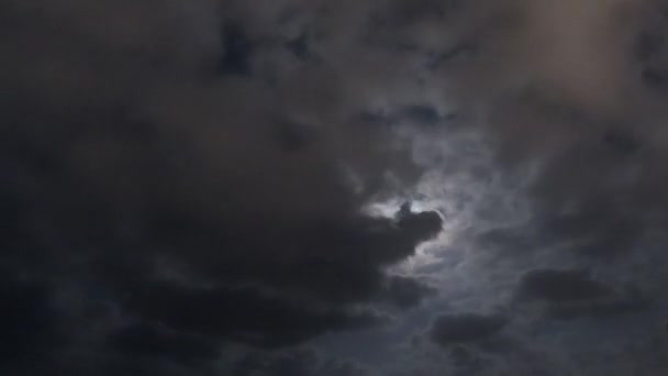 Pleine Lune Lever Sur Mer Dans Les Nuages Dessus Ville — Video