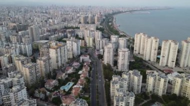 Mersin şehrinin Sunset 'teki hava aracı görüntüsü. Hindi. Yüksek kalite 4k görüntü