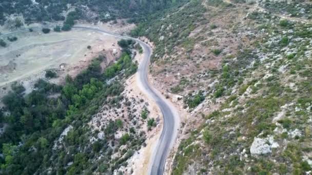 トルコの山道と蛇行に沿って車で旅行 夏の旅 道が変わる 青い空 ドローンビュー 高品質の4K映像 — ストック動画