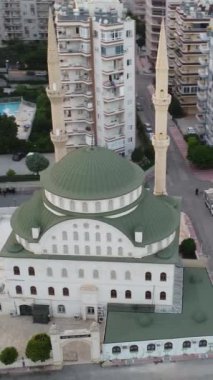 Günbatımında Mersin 'deki Cami' nin hava aracı görüntüsü. Hindi. Yüksek kalite 4k görüntü
