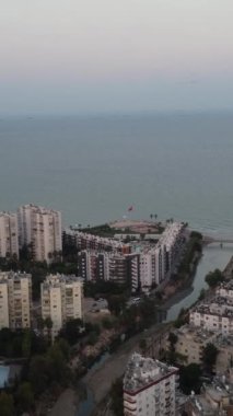 Mersin şehrinin Sunset 'teki hava aracı görüntüsü. Hindi. Yüksek kalite 4k görüntü