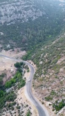 Türkiye 'nin dağ yolları ve yılanları boyunca arabayla yolculuk. Yaz seyahatleri, yol dönüşleri, mavi gökyüzü. İHA görüntüsü. Yüksek kalite 4k görüntü