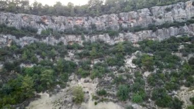 Türkiye 'nin dağ yolları ve yılanları boyunca arabayla yolculuk. Yaz seyahatleri, yol dönüşleri, mavi gökyüzü. İHA görüntüsü. Yüksek kalite 4k görüntü