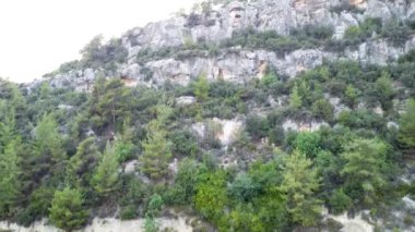 Türkiye 'nin dağ yolları ve yılanları boyunca arabayla yolculuk. Yaz seyahatleri, yol dönüşleri, mavi gökyüzü. İHA görüntüsü. Yüksek kalite 4k görüntü