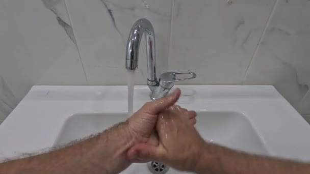 Een Stroom Water Uit Een Kraan Stroomt Een Witte Gootsteen — Stockvideo