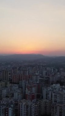 Mersin şehrinin Sunset 'teki hava aracı görüntüsü. Hindi. Yüksek kalite 4k görüntü