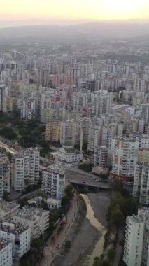 Mersin şehrinin Sunset 'teki hava aracı görüntüsü. Hindi. Yüksek kalite 4k görüntü