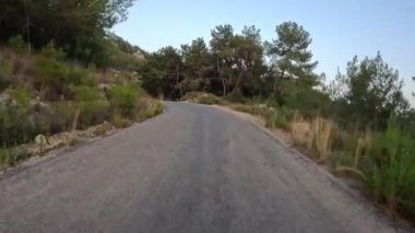 Türkiye 'nin sanseti üzerinde dağ yolları ve yılanlar boyunca arabayla yolculuk yaz seyahatleri, yol dönüşleri, mavi gökyüzü. - Evet. Yüksek kalite 4k görüntü