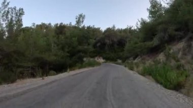 Türkiye 'nin sanseti üzerinde dağ yolları ve yılanlar boyunca arabayla yolculuk yaz seyahatleri, yol dönüşleri, mavi gökyüzü. - Evet. Yüksek kalite 4k görüntü