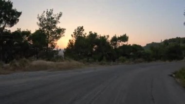 Türkiye 'nin sanseti üzerinde dağ yolları ve yılanlar boyunca arabayla yolculuk yaz seyahatleri, yol dönüşleri, mavi gökyüzü. - Evet. Yüksek kalite 4k görüntü