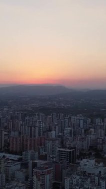 Mersin şehrinin Sunset 'teki hava aracı görüntüsü. Hindi. Yüksek kalite 4k görüntü