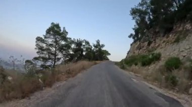 Türkiye 'nin sanseti üzerinde dağ yolları ve yılanlar boyunca arabayla yolculuk yaz seyahatleri, yol dönüşleri, mavi gökyüzü. - Evet. Yüksek kalite 4k görüntü