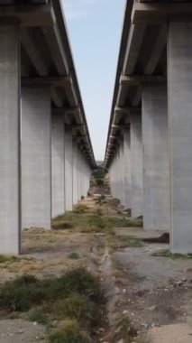 4K Hava Aracı Mersin Viaduct. Dağların 4K 'sındaki hava manzarası ve arabalarla karayolu. Mersin. Hindi. Yolculuk, yol dönüşleri, günbatımı. Yüksek kaliteli görüntüler