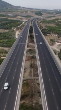 4K Hava Aracı Mersin Viaduct. Dağların 4K 'sındaki hava manzarası ve arabalarla karayolu. Mersin. Hindi. Yolculuk, yol dönüşleri, günbatımı. Yüksek kaliteli görüntüler