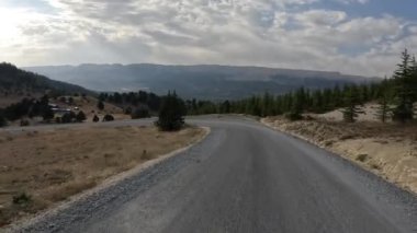 Türkiye 'nin dağ yolları ve yılanları boyunca arabayla yolculuk. 4 bin. 60FP.S. Yüksek kalite 4K görüntü