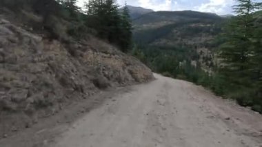 Türkiye 'nin dağ yolları ve yılanları boyunca arabayla yolculuk. 4 bin. 60FP.S. Yüksek kalite 4K görüntü