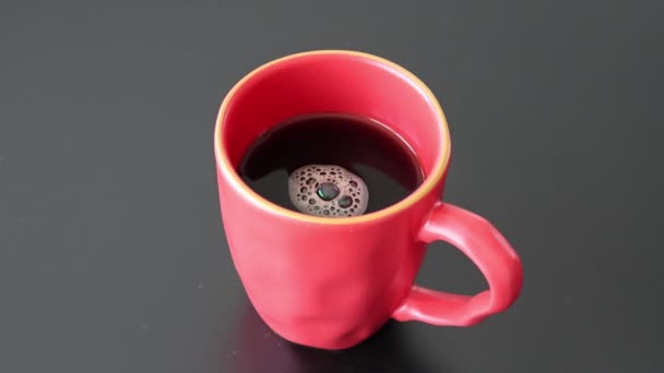 Videoaufnahme Einer Tasse Heißen Kaffees Mit Aufsteigendem Dampf Auf Schwarzem — Stockvideo
