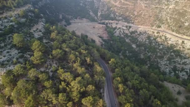 トルコの山道と蛇行に沿って車で旅行 夏の旅 道が変わる サンセット 高品質の映像 — ストック動画