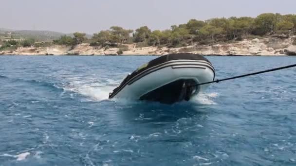 Barco Bote Inflável Borracha Foi Arrastado Atrás Iate Durante Vela — Vídeo de Stock