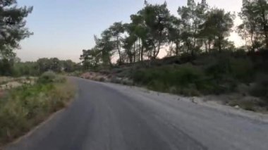 Türkiye 'nin sanseti üzerinde dağ yolları ve yılanlar boyunca arabayla yolculuk yaz seyahatleri, yol dönüşleri, mavi gökyüzü. - Evet. Yüksek kalite 4k görüntü