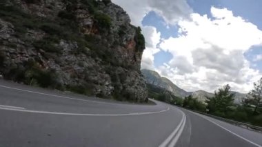 Türkiye 'nin dağ yolları ve yılanları boyunca arabayla yolculuk. 4 bin. 60FP.S. Yüksek kalite 4K görüntü