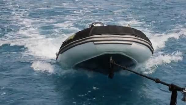 Bote Inflable Goma Sido Arrastrado Detrás Yate Durante Navegación Bahía — Vídeos de Stock