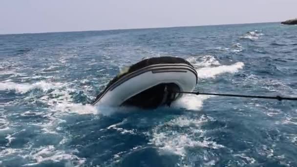 Gummiuppblåsbar Jolle Båt Släpats Bakom Yacht Segling Bay Islands Turkiet — Stockvideo