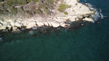 Drone yazın öğle vakti Akdeniz hindisinin sahil şeridinde uçuyor. Yüksek kalite 4k görüntü