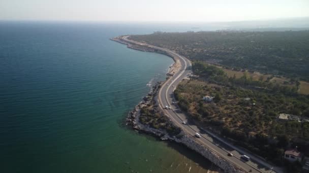 沿着土耳其山区和沿海公路和蛇形地带的公路旅行 夏天的旅行 公路转弯 沿着大海的路 高质量的镜头4K 无人机视图 — 图库视频影像