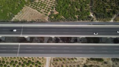 4K Hava Aracı Mersin Viaduct. Dağların 4K 'sındaki hava manzarası ve arabalarla karayolu. Mersin. Hindi. Yolculuk, yol dönüşleri, günbatımı. Yüksek kaliteli görüntüler