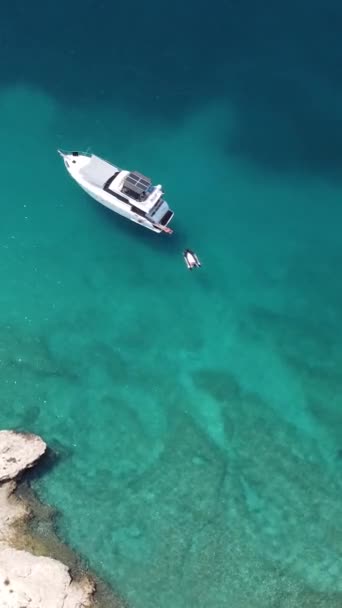 Drone Tiro Yact Branco Navegando Largo Costa Turquia Movimento Câmara — Vídeo de Stock