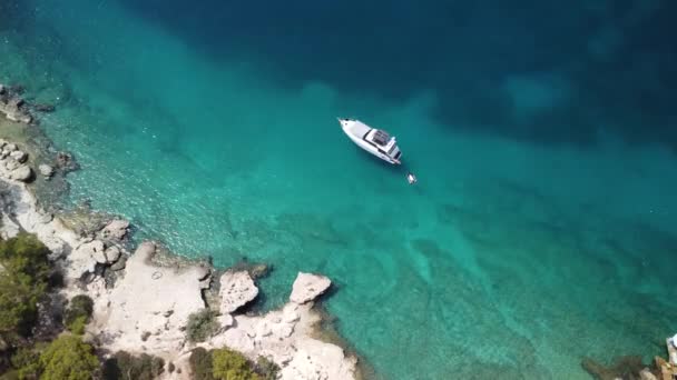 Drone Skott Vit Yacht Som Seglar Utanför Turkiets Kust Kamerarörelsen — Stockvideo