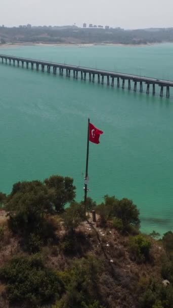 Brug Een Catalaans Meer Turkse Vlag Wappert Wind Met Adana — Stockvideo