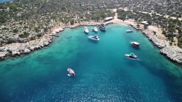 Yacht Bianchi Una Bellissima Baia Mare Mediterraneo Costa Turca Drone — Video Stock