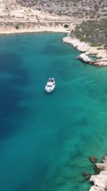 Türkiye kıyılarında yelken açan beyaz bir yatın insansız hava aracı görüntüleri. İHA kamera hareketi yatın üzerinde uçuyor. Yüksek kalite 4k görüntü.