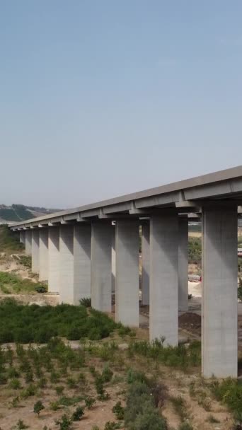 Flygdrönare Mersin Viaduct Flygfoto Berg Och Motorväg Väg Med Bilar — Stockvideo