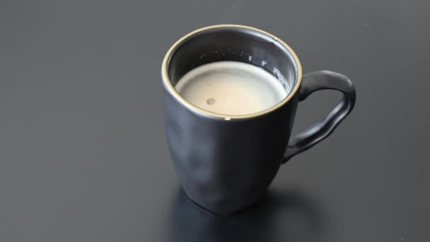 Videoaufnahme Einer Tasse Heißen Kaffees Mit Aufsteigendem Dampf Auf Schwarzem — Stockvideo