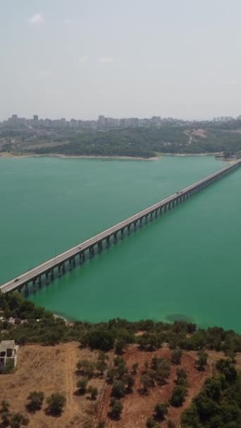 Puente Sobre Lago Catalán Coches Paso Adana Turquía Imágenes Alta — Vídeo de stock