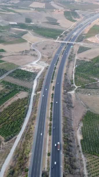 Aerial Drone查看Mersin高架桥 鸟瞰四千米高山和高速公路上的车辆 梅尔辛火鸡 夏天旅行 高质量的镜头 — 图库视频影像