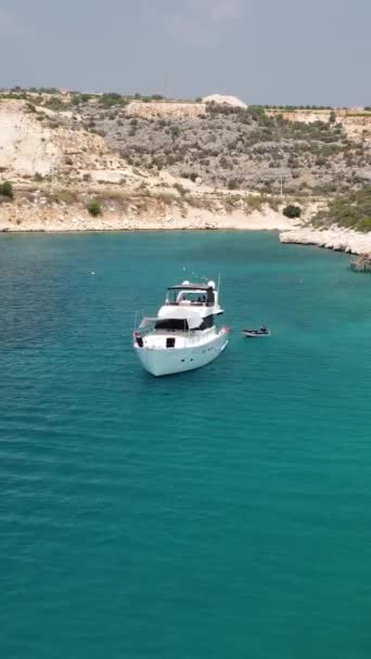 トルコの海岸を航行する白いヤコブのドローンショット ドローンカメラの動きはヨットの上を飛ぶ 高品質の4K映像 — ストック動画