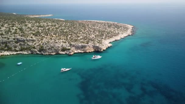 美しい湾のホワイトヨット エジプト海 トルコの海岸 ドローンが湾に降りる 高品質の4K映像 — ストック動画