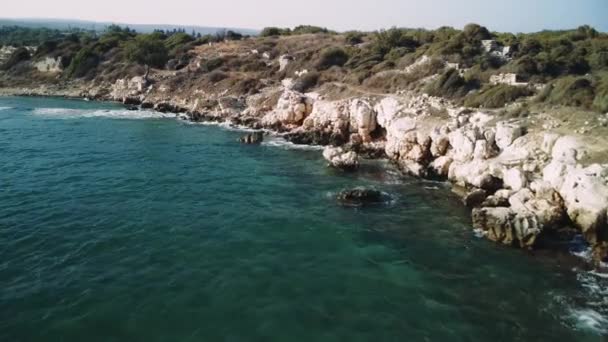 Drone Yazın Öğle Vakti Akdeniz Hindisinin Sahil Şeridinde Uçuyor Yüksek — Stok video