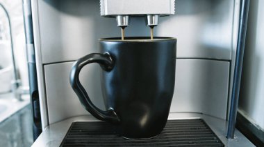 Siyah arka planda yükselen buharlı bir video fincan sıcak kahve. Yüksek kalite 4k görüntü